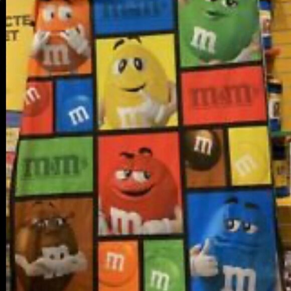 🎉Final sale🎉M&M’s Fleece blanket - Picture 2 of 7